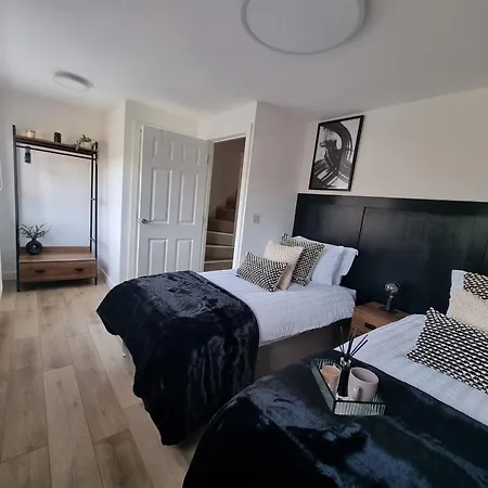 Spacious Town House - Coventry City Centre, Free Parking, Sleeps 6, High-Speed Wifi, En-Suite, Great Location, A45, A46, Jlr, Nec, Airport, Warwick & Stratford Upon Avon - Fernwood Stays - Your Home Away From Home! Extérieur photo