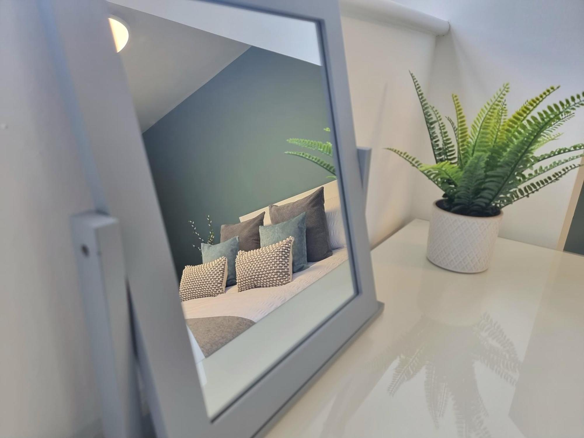 Holiday home Spacious Town House - Centre, Free Parking, Sleeps 6, High-speed Wifi, En-suite, Great Location, A45, A46, Jlr, Nec, Airport, Warwick & Stratford Upon Avon - Fernwood - Your Away From Home! Coventry