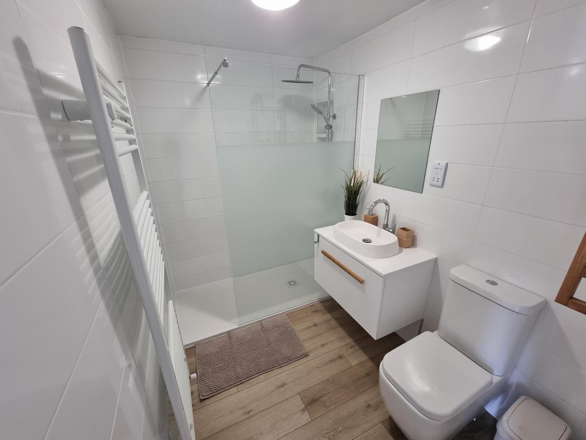 Spacious Town House - Centre, Free Parking, Sleeps 6, High-speed Wifi, En-suite, Great Location, A45, A46, Jlr, Nec, Airport, Warwick & Stratford Upon Avon - Fernwood - Your Away From Home! Holiday home
