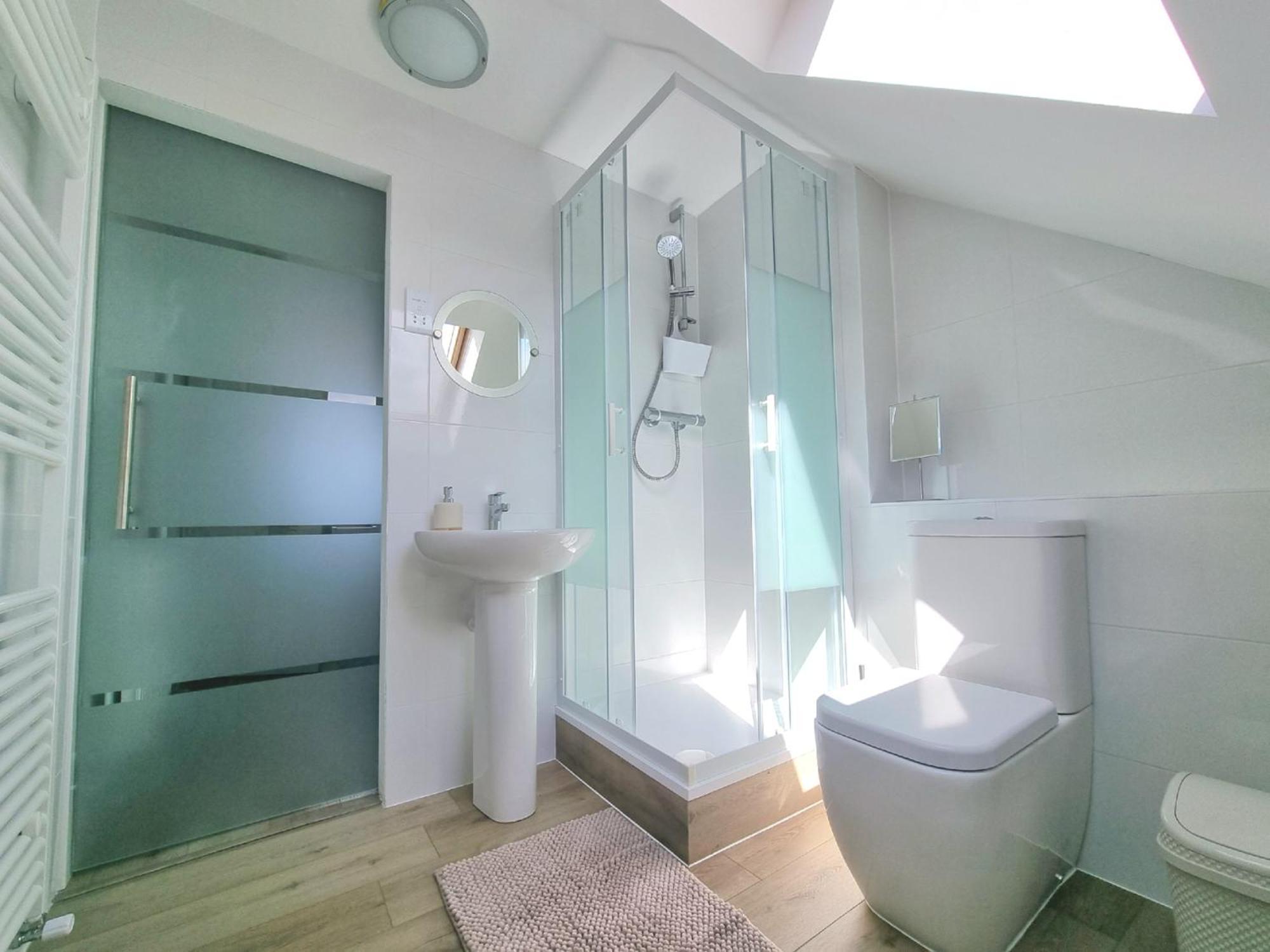 Holiday home Spacious Town House - Centre, Free Parking, Sleeps 6, High-speed Wifi, En-suite, Great Location, A45, A46, Jlr, Nec, Airport, Warwick & Stratford Upon Avon - Fernwood - Your Away From Home!