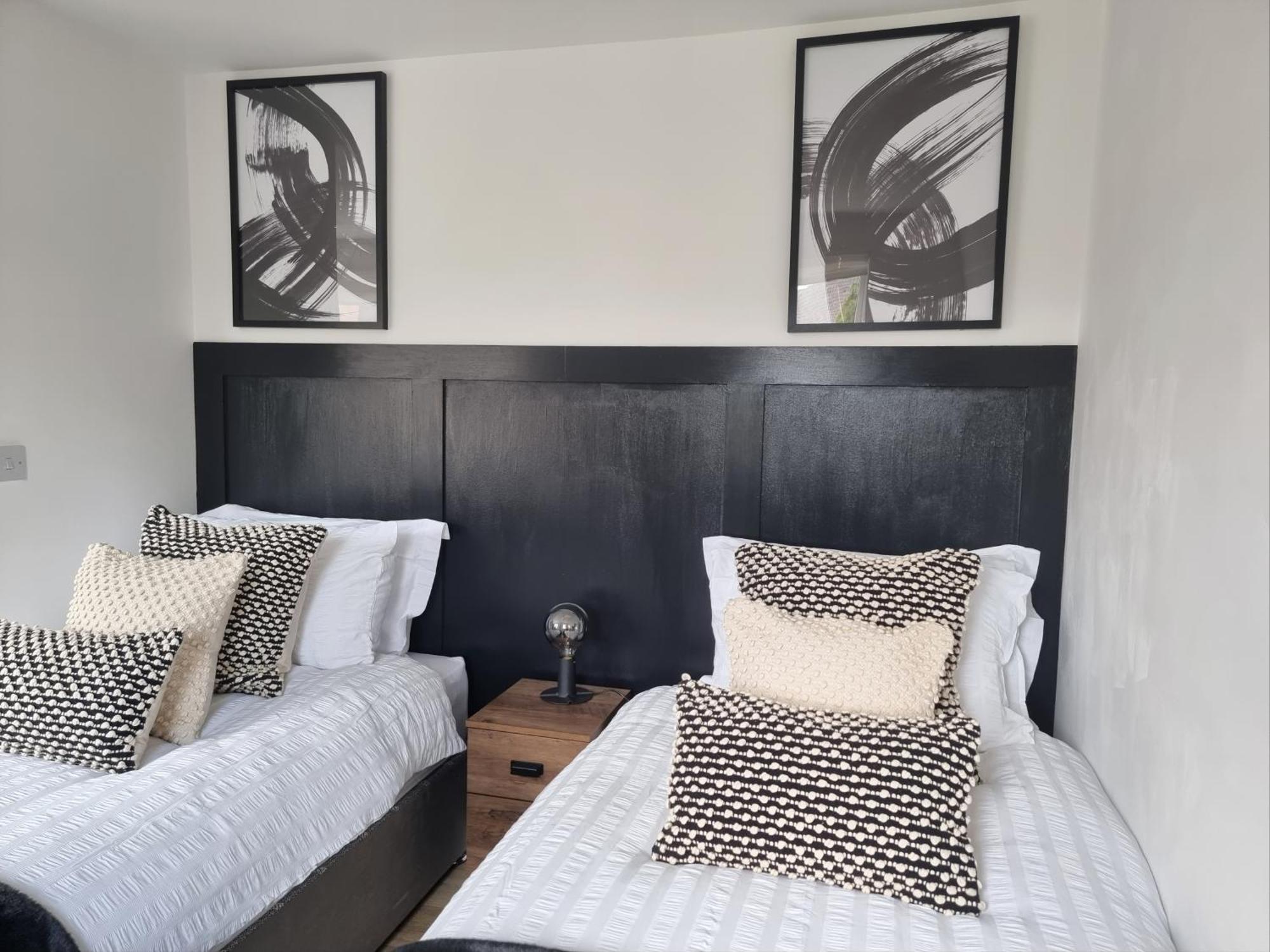 Spacious Town House - Centre, Free Parking, Sleeps 6, High-speed Wifi, En-suite, Great Location, A45, A46, Jlr, Nec, Airport, Warwick & Stratford Upon Avon - Fernwood - Your Away From Home!