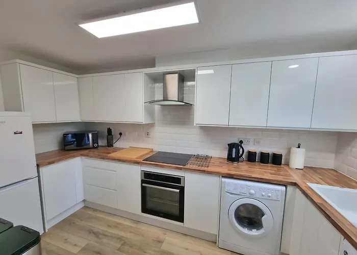 Spacious Town House - Coventry City Centre, Free Parking, Sleeps 6, High-Speed Wifi, En-Suite, Great Location, A45, A46, Jlr, Nec, Airport, Warwick & Stratford Upon Avon - Fernwood Stays - Your Home Away From Home!