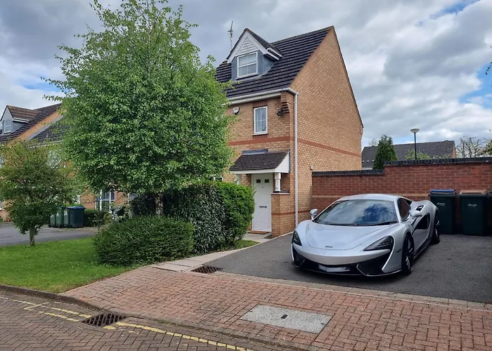 Spacious Town House - Coventry City Centre, Free Parking, Sleeps 6, High-Speed Wifi, En-Suite, Great Location, A45, A46, Jlr, Nec, Airport, Warwick & Stratford Upon Avon - Fernwood Stays - Your Home Away From Home!