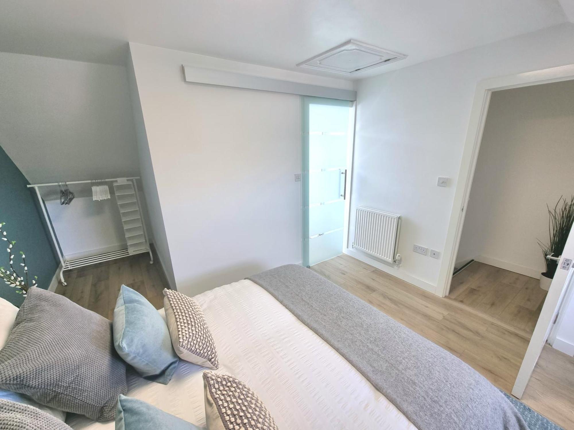 Spacious Town House - Centre, Free Parking, Sleeps 6, High-speed Wifi, En-suite, Great Location, A45, A46, Jlr, Nec, Airport, Warwick & Stratford Upon Avon - Fernwood - Your Away From Home! Hébergement de vacances Coventry