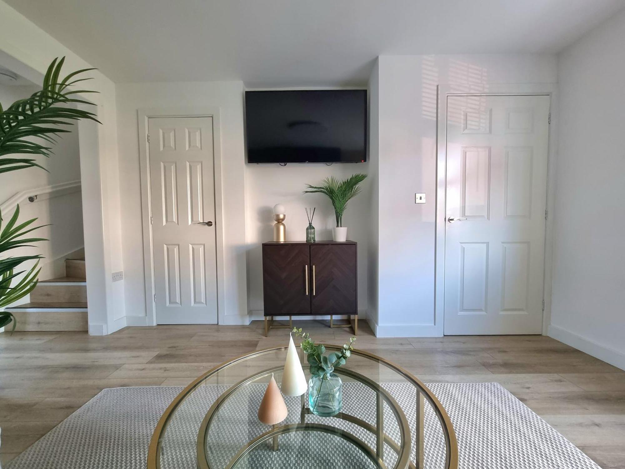 Spacious Town House - Centre, Free Parking, Sleeps 6, High-speed Wifi, En-suite, Great Location, A45, A46, Jlr, Nec, Airport, Warwick & Stratford Upon Avon - Fernwood - Your Away From Home! Hébergement de vacances